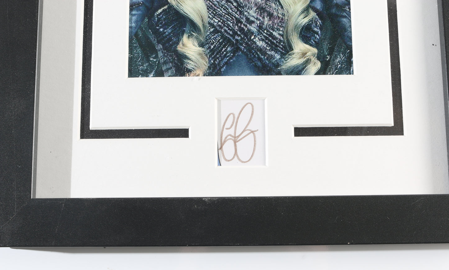 
                  
                    Emilia Clarke as Daenerys Targaryen in Game of Thrones Signed Index Card Display
                  
                